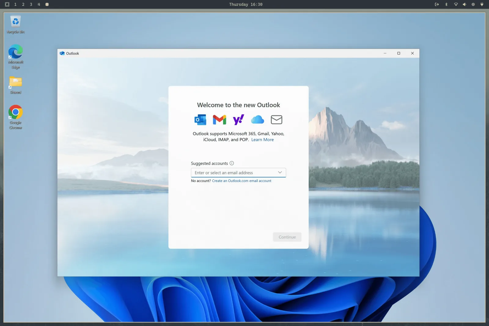 Windows 11 pokreće Outlook unutar Omarchyja, s vidljivom trakom radne površine Omarchyja iznad njega